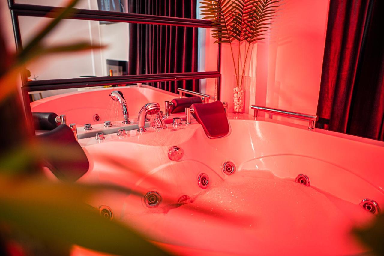 Apartment De Lux Craiova Jacuzzi Pat Rotund Semineu Zona Ford エクステリア 写真